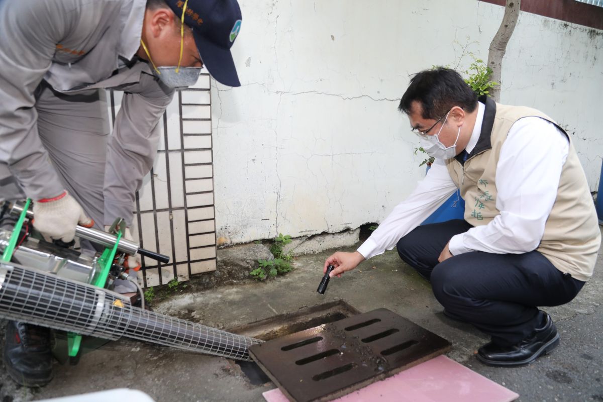 ▲台南市長黃偉哲（右）親自視察登革熱防治作業。（圖／台南市政府）