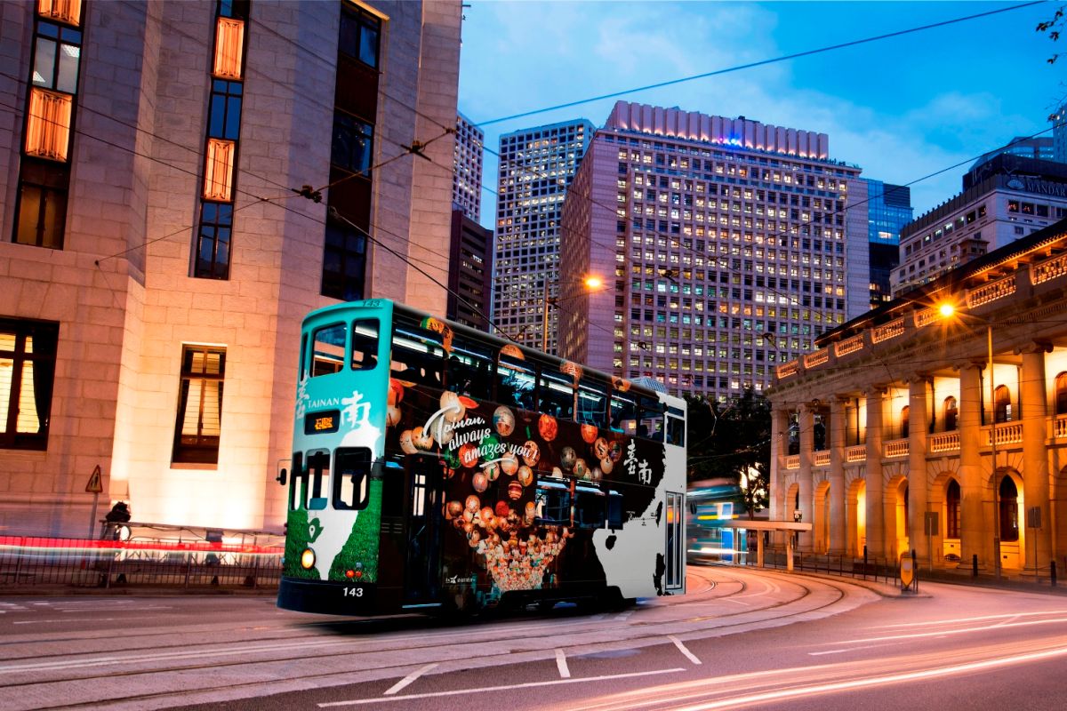 ▲美麗的台南普濟殿燈會躍上香港叮叮車。（圖／台南市觀旅局）