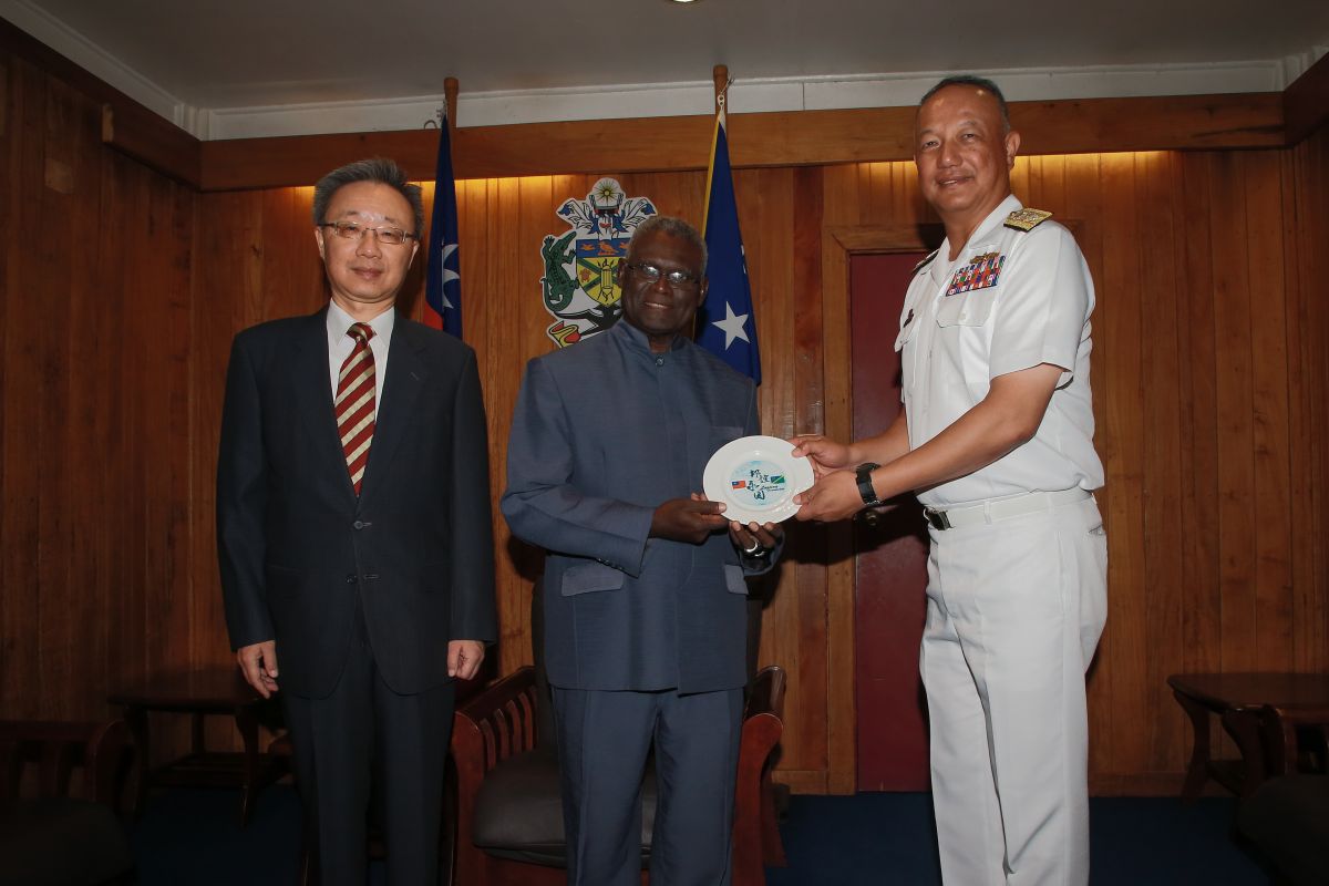 ▲駐索羅門大使羅添宏偕支隊長王國強少將拜會索羅門總理蘇嘉瓦瑞。（圖／軍聞社提供）