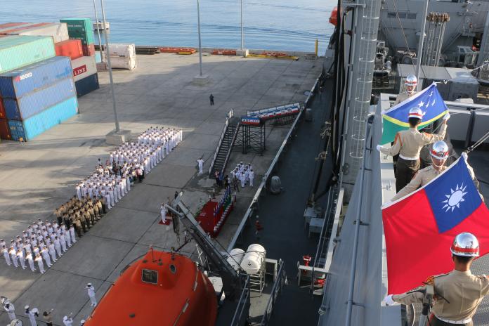 ▲海軍敦睦支隊離開索羅門群島前，舉行聯合升旗典禮，象徵堅定邦誼。（圖／軍聞社提供）