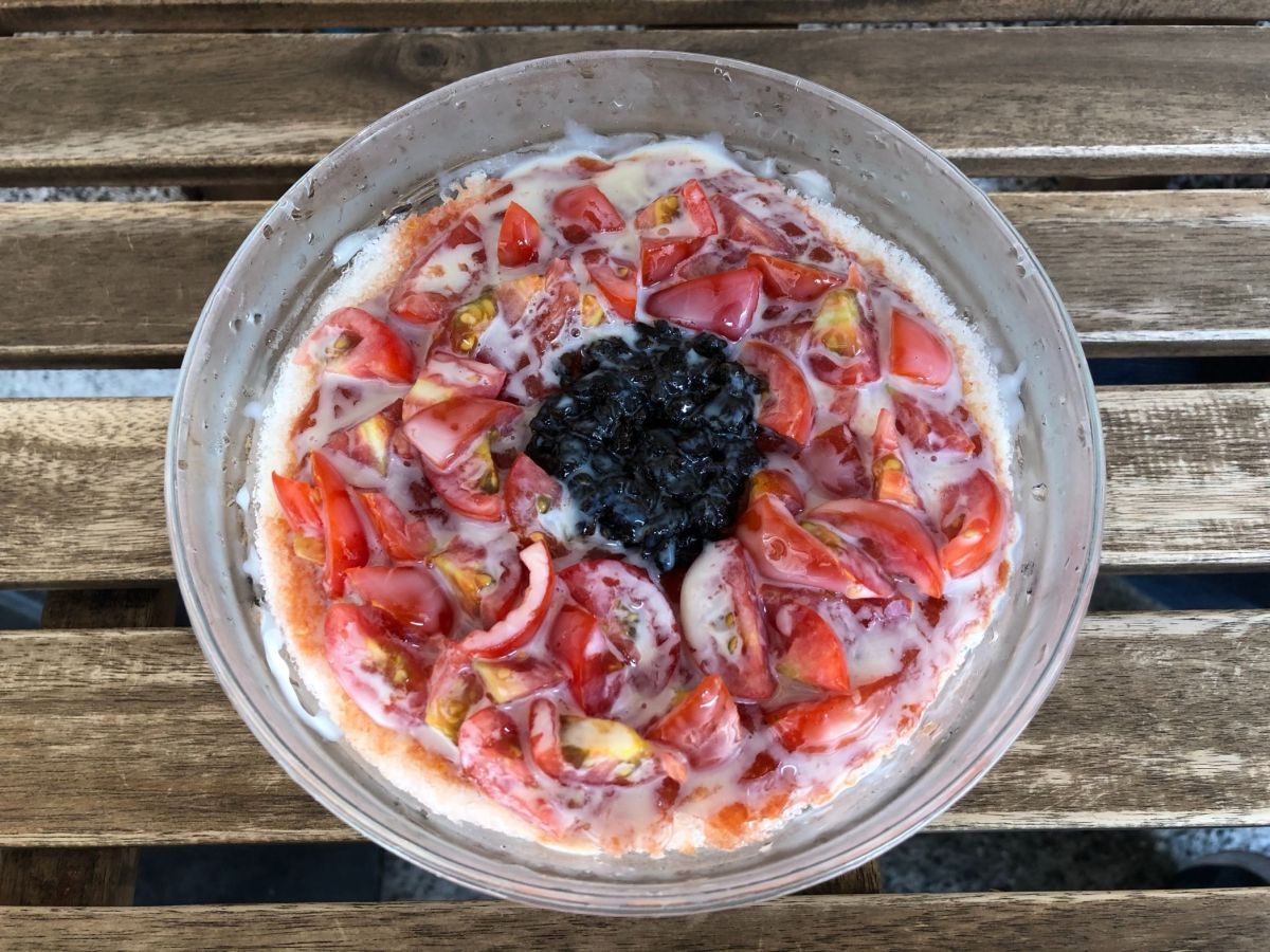 ▲古早味「番茄蜜餞牛奶冰」。（圖／記者陳聖璋攝）