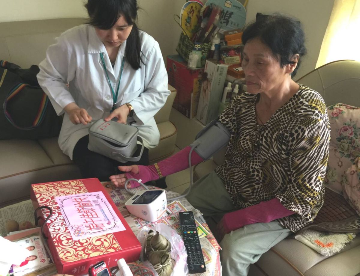 聖馬爾定醫院特別準備粽子與沐浴禮盒，向51位獨居長輩們拜訪、感受過節溫暖氣氛。〔圖／聖馬爾定醫院提供2019.06.06〕