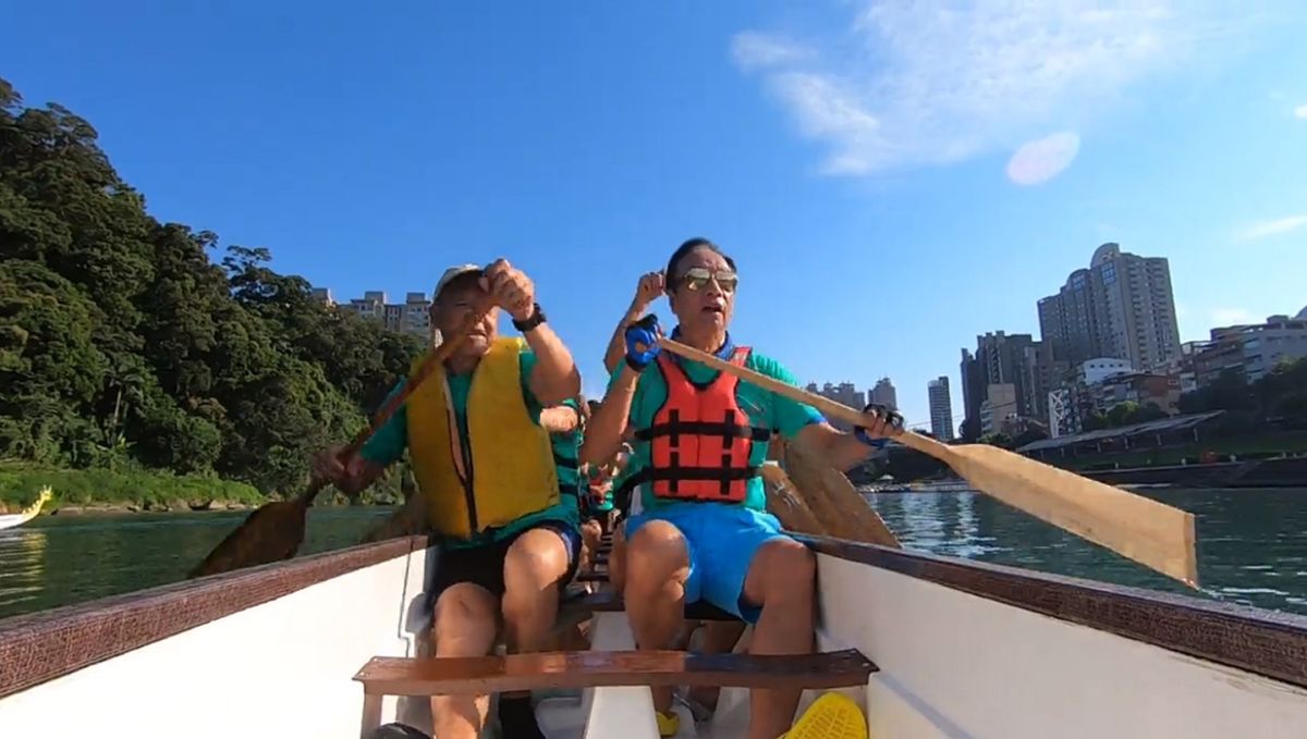 ▲端午節前夕，國民黨總統初選參選人郭台銘前往碧潭風景區體驗划龍舟。他重申將與國民黨五人小組提出堅持納入手機民調，以及會簽切結書不攻擊其他參選人。（圖／擷取自郭台銘競選辦公室提供之影片）