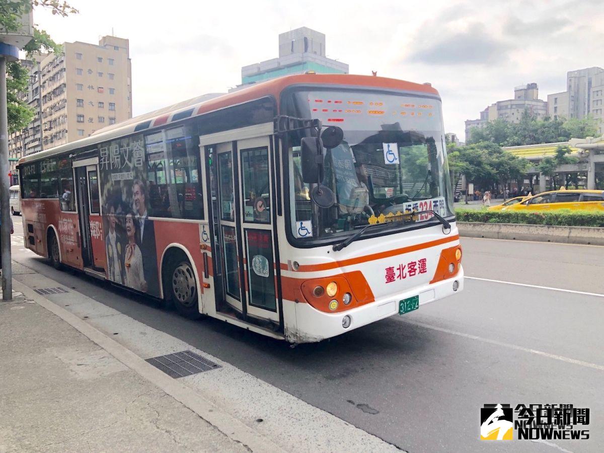 ▲通勤民眾注意了，雙北市公車收費方式 7 月 1 日起將改為「上下車」刷卡。（圖／記者陳致宇攝）