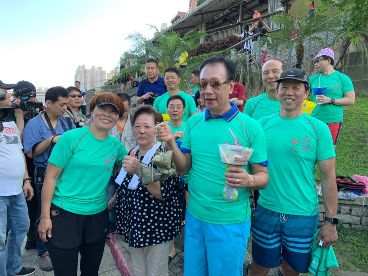 ▲國民黨總統初選參選人郭台銘體驗划龍舟，但隨後前立法院長王金平卻宣布不參加國民黨總統候選人的初選，為此郭台銘說能體會他的委屈。(圖／郭台銘競選辦公室提供)