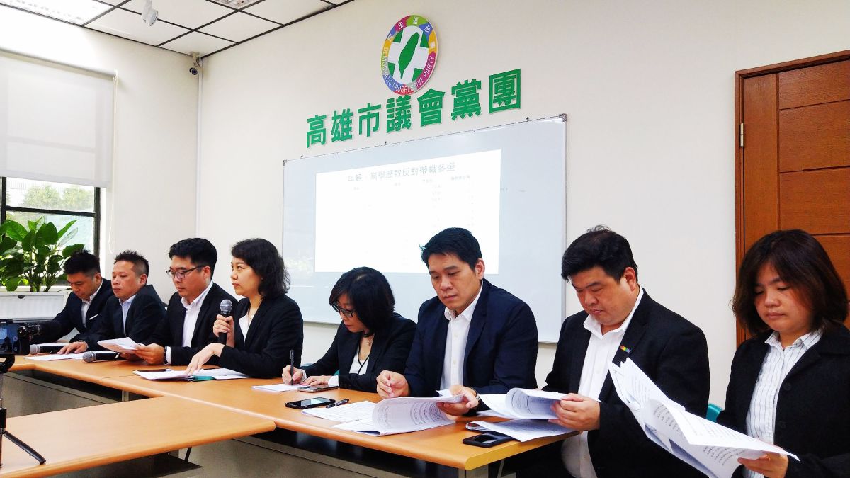 ▲高市議會民進黨團今(5)日公布一項有關高雄市長韓國瑜參選總統和施政滿意度調查，其中有高達近6成的受訪市民不贊成韓國瑜帶職參選總統。（圖／記者郭俊暉攝，2019.06.07）