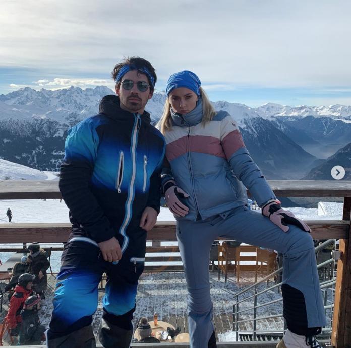 ▲穿著滑雪裝的蘇菲特納和 Joe Jonas。（圖／翻攝自IG@sophiet）
