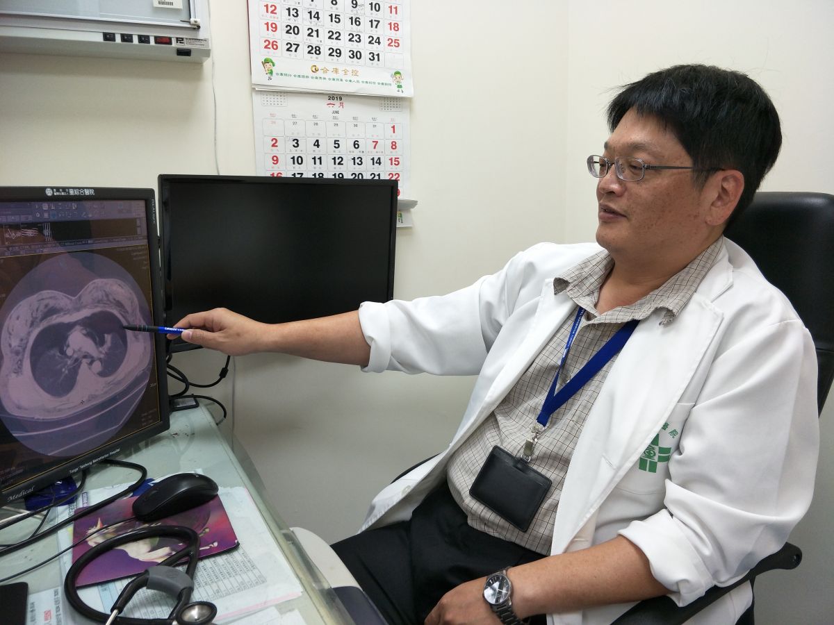 ▲童詠偉主任指該處為胸腔積滿氣體。（圖／童綜合醫院提供）