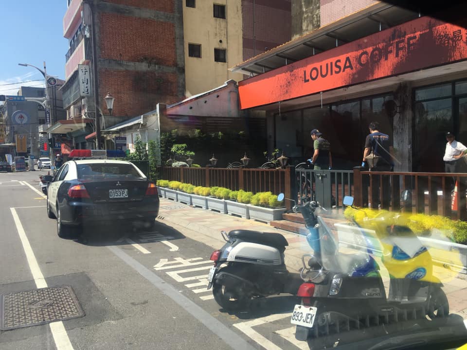 ▲咖啡店遭潑灑刺眼紅漆，真正行兇動機尚未釐清。（圖／翻攝臉書《新竹爆料公社》）