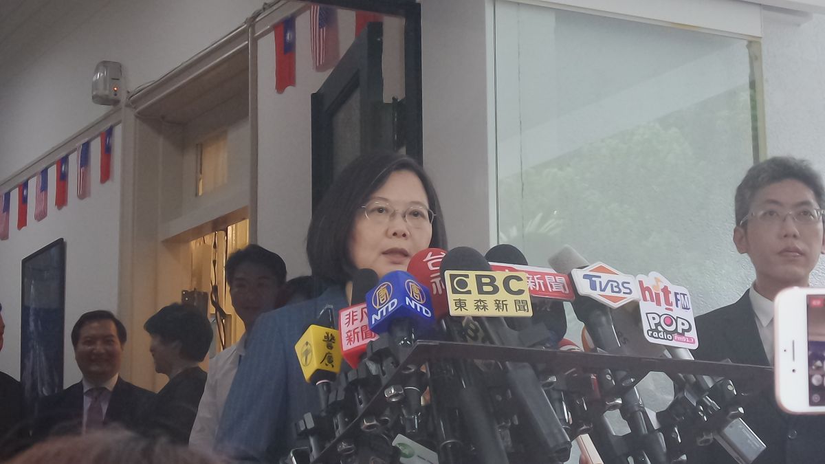 ▲總統蔡英文6日下午出席「北美事務協調委員會」更名為「台灣美國事務委員會」揭牌典禮，他在接受媒體訪問時表示，有信心在民進黨總統初選民調勝出。（圖／記者呂炯昌攝, 2019.6.6）