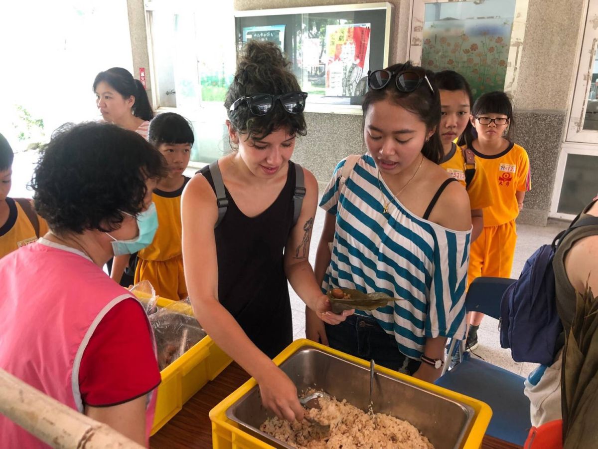 ▲端午前夕，外籍生體驗包粽樂趣。 (圖／教育局提供2019.6.6)