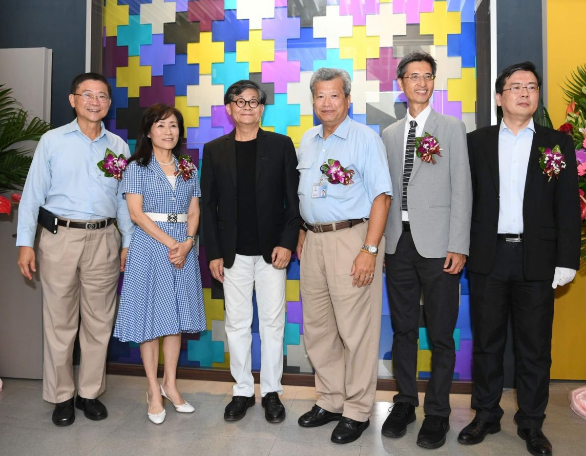 ▲成功大學中鋼金屬實驗室藝術形象牆揭幕，由中鋼公司董事長翁朝棟(右3)與成功大學校長蘇慧貞(左2)共同主持。(圖／記者黃謝美蘭攝，2019.06.06)