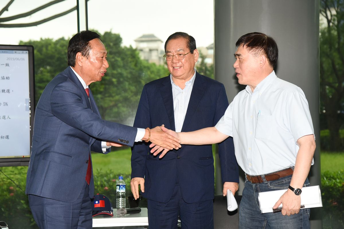 國民黨五人小組6日到內湖鴻海大樓拜會董事長郭台銘。( 圖 / 記者陳明安攝，2019.06.06 )