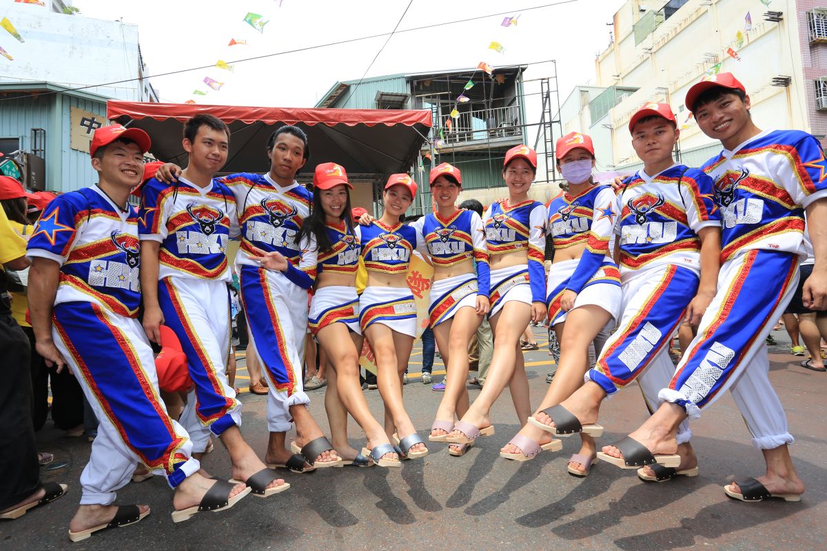 ▲中市南屯端午穿木屐躦鯪鯉活動，今年首度舉行「陸上行舟」趣味競賽，並準備3,000份免費麻芛湯、魚丸湯及粽子，打造台中獨有端午慶典。 (圖／柳榮俊攝2019.6.6)