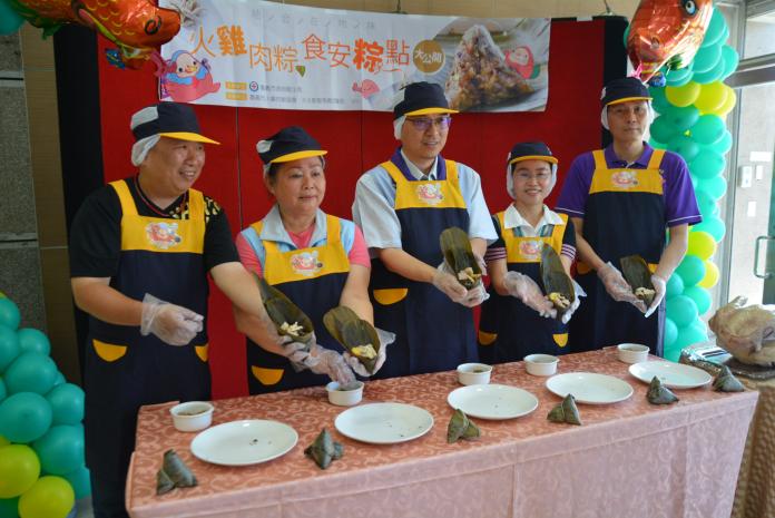 ▲火雞肉粽的製粽過程。（圖／記者郭政隆攝影2019.6.6）