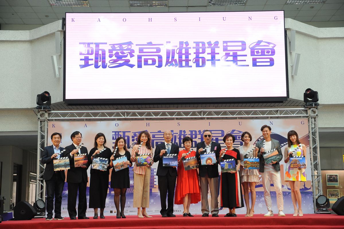 ▲市長韓國瑜與亞洲影后甄珍偕同江彬、胡錦、周丹薇、李聖傑、郭雪芙、林意箴等跨世代群星一同宣傳將於7月舉辦的「甄愛高雄群星會」系列活動。（圖／記者郭俊暉攝，2019.06.06）