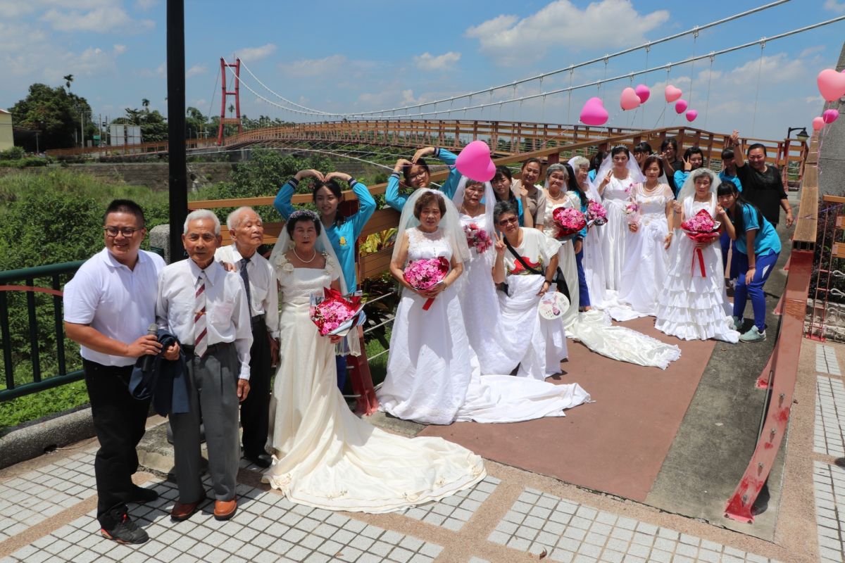 ▲斗六梅林社區阿公阿嬤在大德時尚科師生圓夢穿上婚紗拍照。（圖／記者簡勇鵬攝，2019.06.06）
