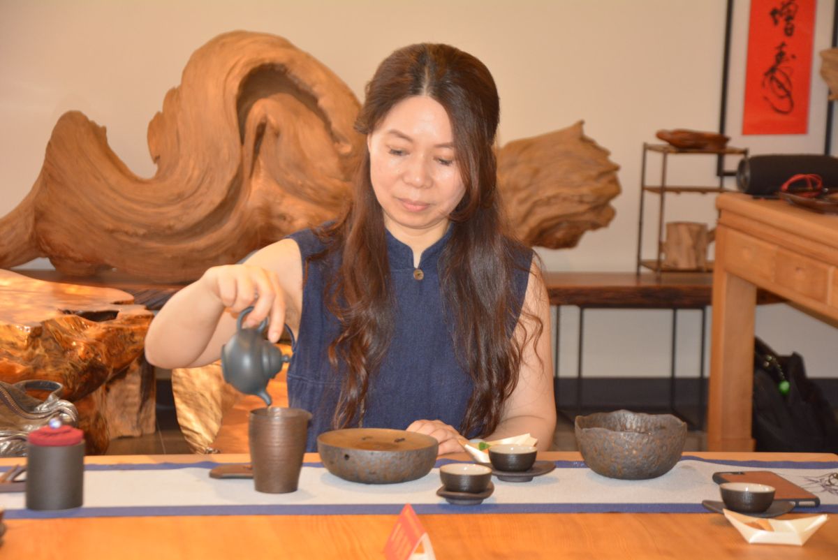 ▲趙蘭清老師帶領嘉義市文化局茶席班成員司茶。（圖／記者郭政隆攝影2019.6.6）