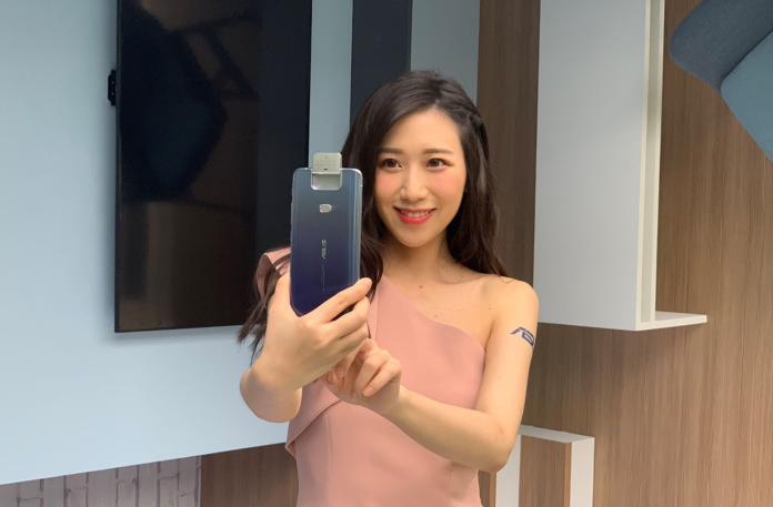 ▲華碩ZenFone 6旗艦級手機自即日起開賣，產品的翻轉式相機鏡頭設計相當吸睛。（圖／記者劉士成攝）