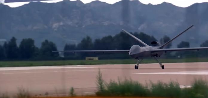 軍事專家指出，「 無人機」可能成為未來台海作戰的主角，透過衛星導航自行飛向預定地點執行攻台任務。（圖 / 翻攝中國大陸央視）