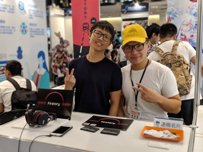 今年八月 Firstory 參加 Digital Taipei 展覽。左為 ios 工程師李適安，右為 UI_UX 介面工程師劉德政。（圖／創夢市集提供）