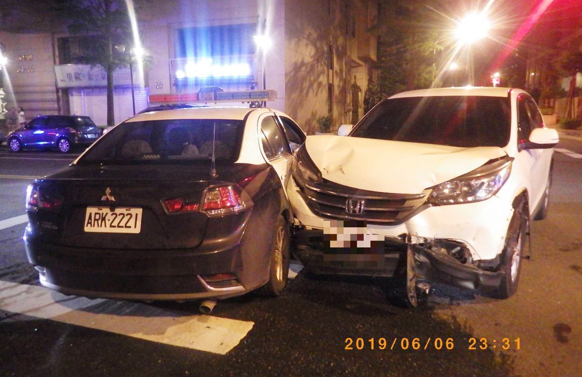 ▲自小客車駛出巷口就與警車擦撞，造成坐在副駕駛座的員警臉部遭到玻璃割傷。（圖／蘆竹分局提供）
