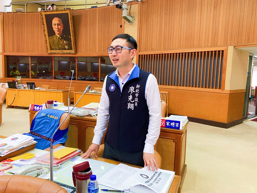 ▲廖先翔不解，明明都是軌道設施，為什麼不能新北敬老卡點數使用在台鐵。（圖／記者宋原彰攝）
