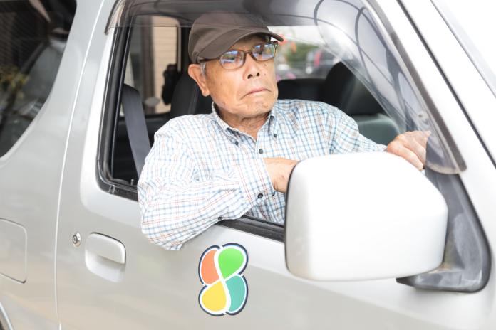 ▲隨著整體社會的高齡化，如何降低高齡駕駛的肇事率，成為台灣的新課題。圖為日本高齡駕駛會在車上放上四葉草標籤。（圖／摘自Pakutaso）