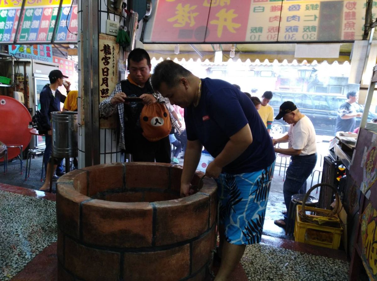 ▲龍井前就聚集許多取午時水的民眾。（圖／記者洪佳伶攝，2019.06.07）