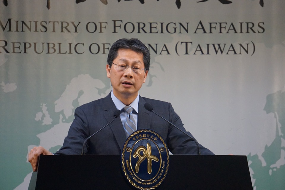 ▲針對西班牙政府再度遣送台籍詐騙犯至中國大陸受審，外交部表達嚴正關切與遺憾。圖為外交部發言人李憲章。（圖／記者呂烱昌攝,）