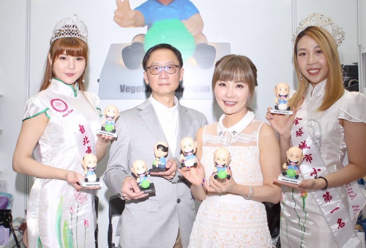 ▲選美皇后彭琬婷（左起）、王興華、記者會主持人許聖梅、選美皇后賴韋如，希望透過公仔的販售，能幫助弱勢團體！（圖／中華全球城市選拔協會提供）