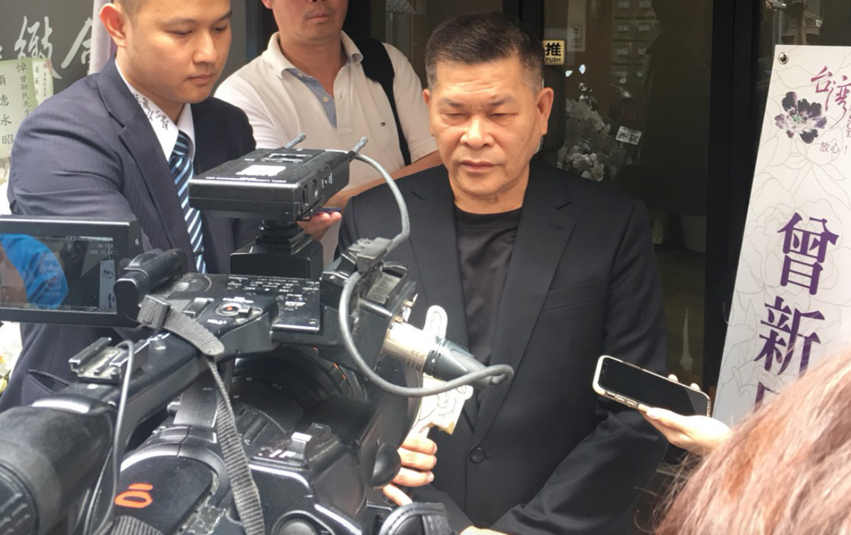 ▲澎恰恰現身賀一航靈堂。（圖／公關提供）