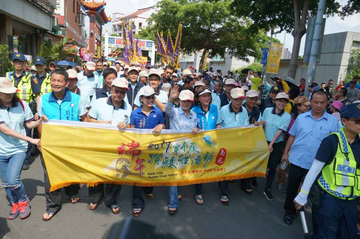 ▲台中市長盧秀燕穿著木屐，帶領民眾躦鯪鯉踩街去，歡慶端午節。（圖／台中萬和宮提供）