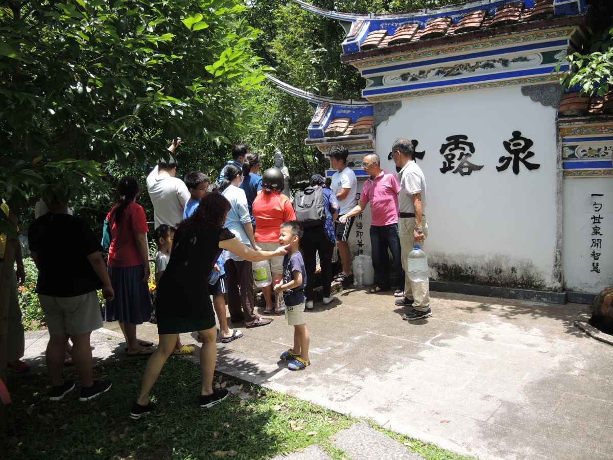 ▲社頭鄉百年古剎清水岩寺午時一到就已經有民眾與宮廟人員拿著水桶排隊等候取水，場面很熱鬧。（圖／記者陳雅芳攝，2019.06.07）
