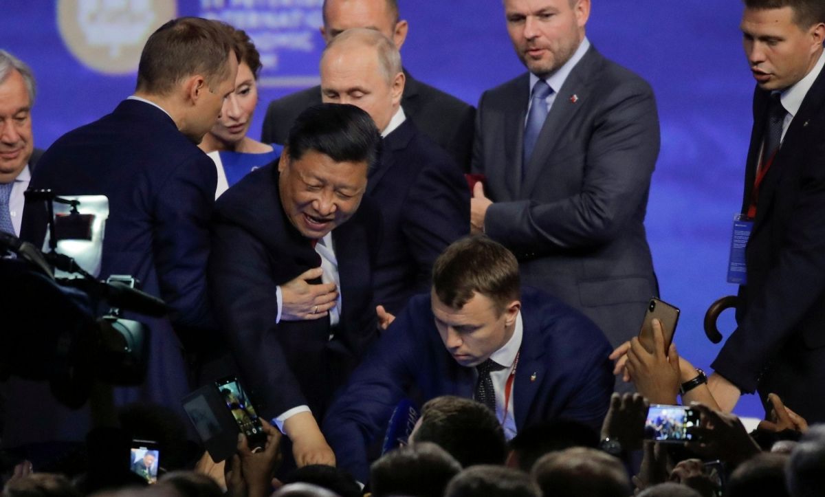 ▲習近平出席論壇與台下參加者握手差點跌倒。（圖／翻攝推特）