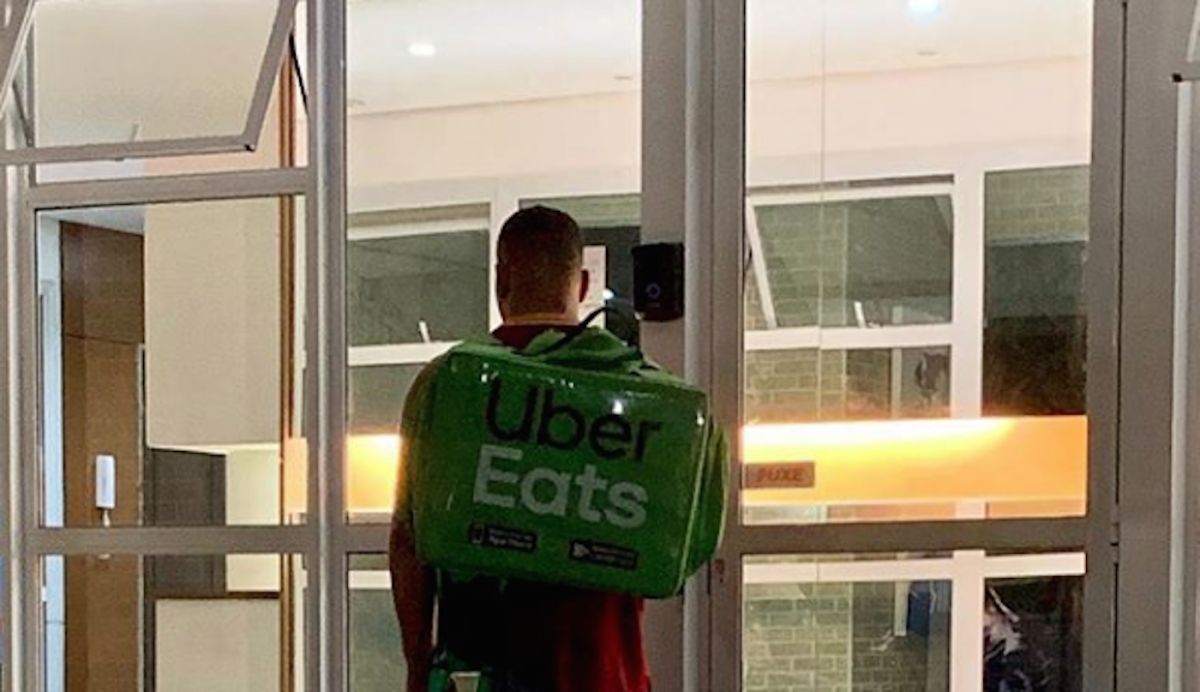 ▲巴西一名外送員的背影照片在 Instagram 瘋傳，他背著 Uber Eats 的外送包，站在大樓門外等候客人取餐，不過視線往下一移，卻發現這名外送員只有一條腿，依舊努力的工作，照片引發熱烈回響。（圖／翻攝自 IG fellipeamorim ）