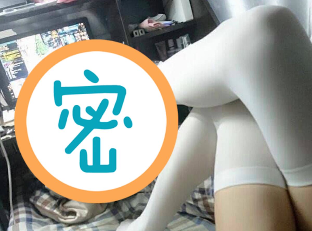 ▲一名男網友表示，室友在房間內不僅下半身沒穿衣服，還伸出細長美腿，腳尖勾著一件粉色女性內褲誘惑，好奇詢問廣大網友意見，貼文立刻引發熱議。（圖／翻攝自爆廢公社）