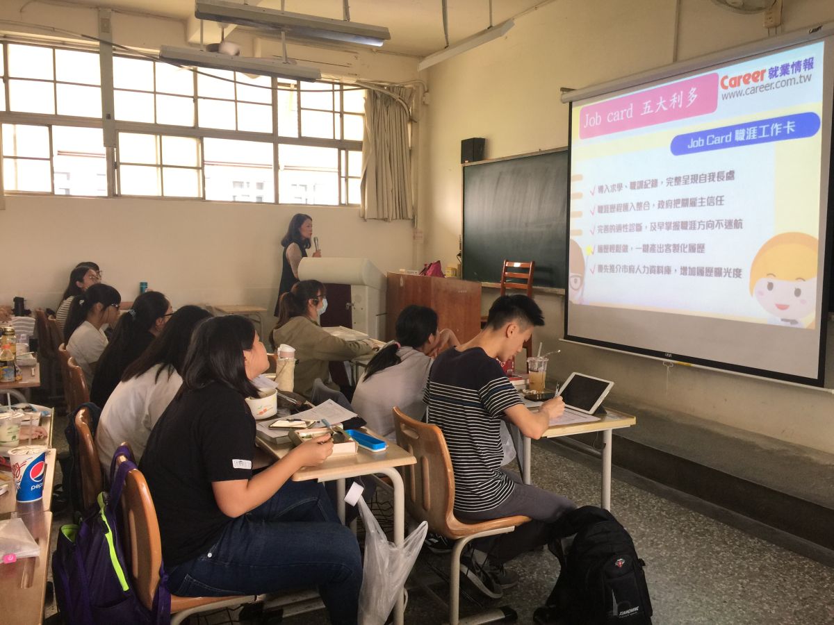 ▲ 台中市勞工局為協助青年就業，主動走進校園傳授職涯雲端護照認證方法。（圖／台中市勞工局提供）