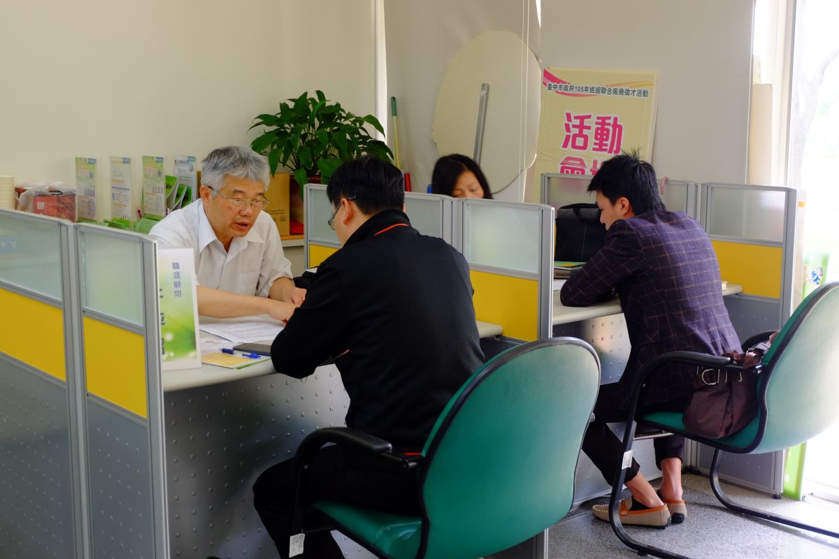 ▲台中市勞工局的專業顧問拆解面試過程，進行重點模擬，協助青年掌握應答技巧（圖／台中勞工局提供）