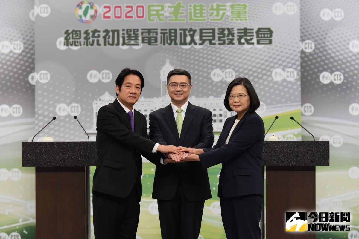 民進黨總統政見會，黨主席卓榮泰，和參與政見會的蔡英文、賴清德合照。 (圖/民主進步黨提供)