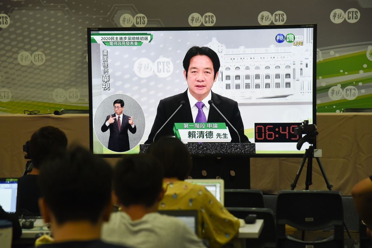 民進黨總統政見發表會，對蔡英文提出一加一大於二，賴清德問，到底誰是前面代表的一。 (圖/記者陳明安攝)