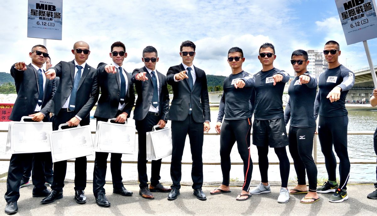 ▲鳳小岳(中)與彩虹重擊龍舟隊。（圖／索尼影業）