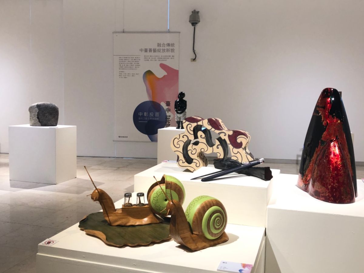 ▲來自苗栗和中彰投等四縣市36位工藝大師舉辦聯展，展現陶藝、漆藝、木雕、硯雕與編織之美，件件都是名家經典之作。（圖／記者陳雅芳攝，2019.06.08）