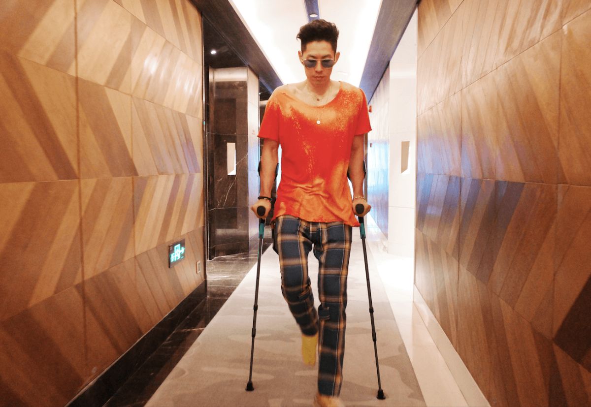 ▲吳建豪因練習舞蹈骨折，只好帶傷上陣尬舞。（圖／環球音樂提供）
