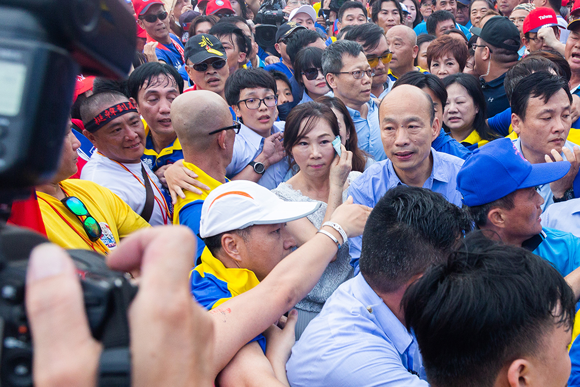 ▲韓國瑜在 15 萬韓粉的簇擁下進入造勢活動場合。（圖／記者鄭志宏攝）