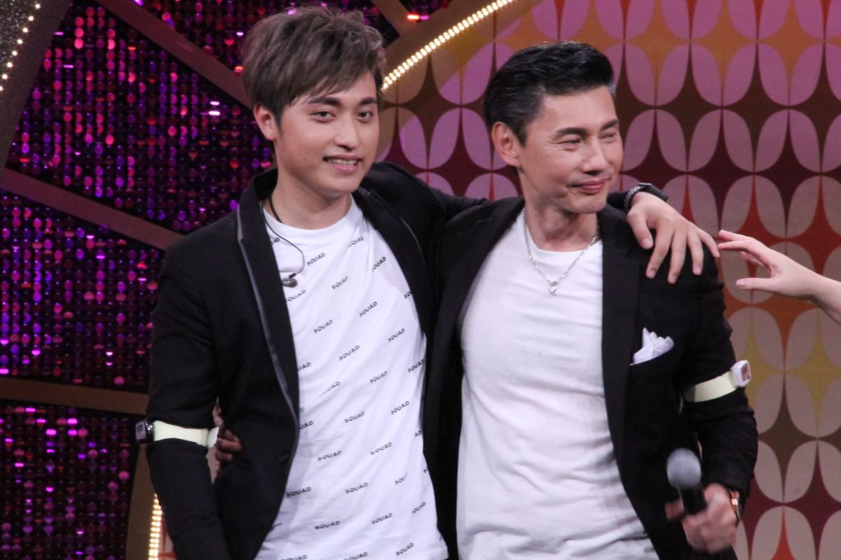 ▲包偉銘（右）與兒子包庭政父子情深。（圖／年代提供）