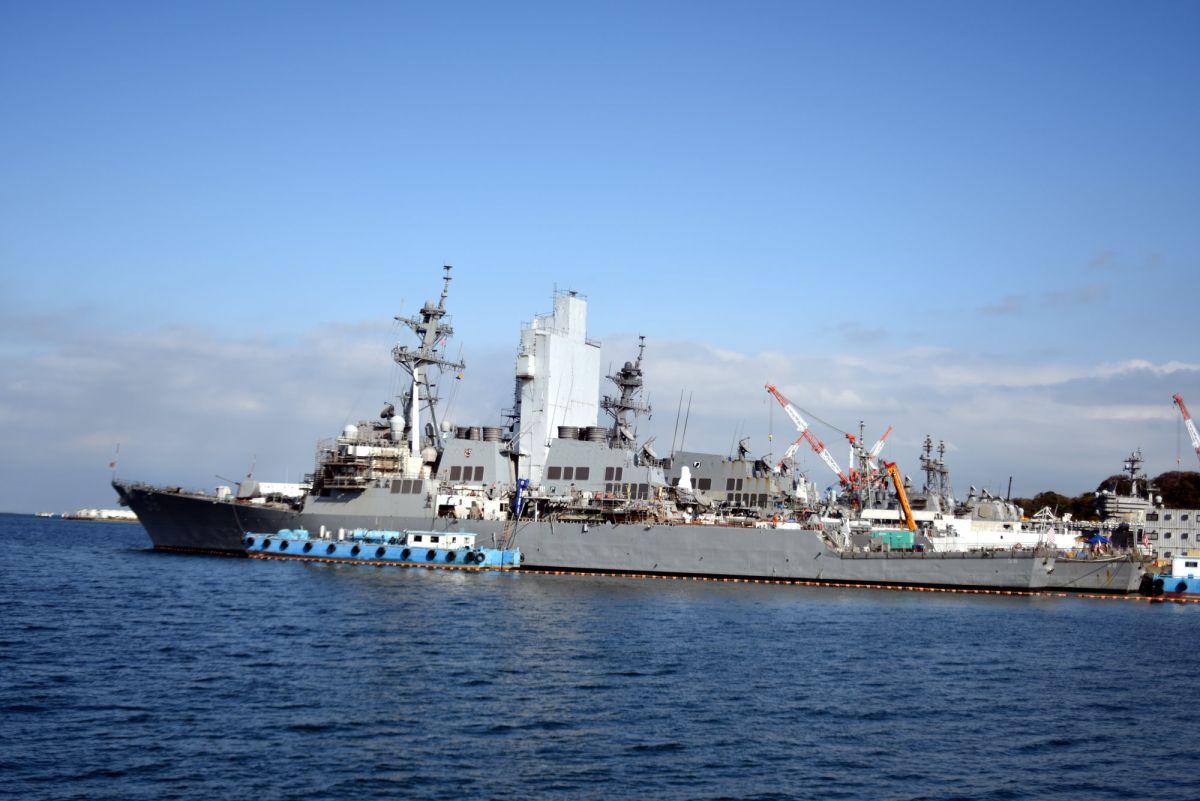 ▲川普幕僚在川普即將到訪日本橫須賀軍港時，要求地遷艦隊將馬侃號驅逐艦移走，但因為該艦在修，所以以防水布將舷號與艦名遮住。（圖／軍情與航空）