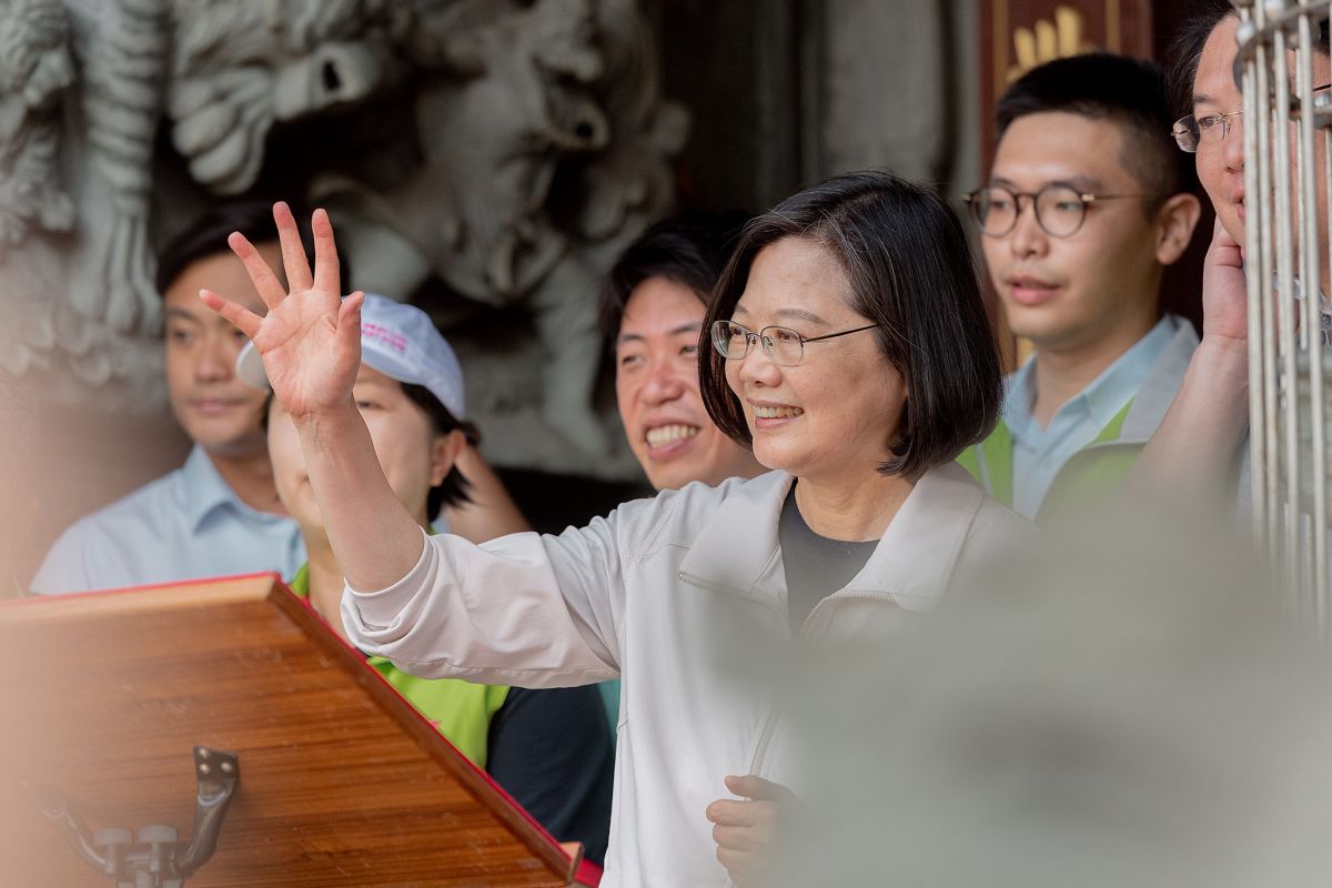 民進黨電視政見會昨天舉行，不過立法院長卻指總統執政成不好是因為用了不對的行政院長。對此，總統蔡英文9日受訪時表示，她會捍衛所有的執政團隊的成果，包括賴清德在擔任行政院長1年4個月的執政成績。（圖／總 府提供）