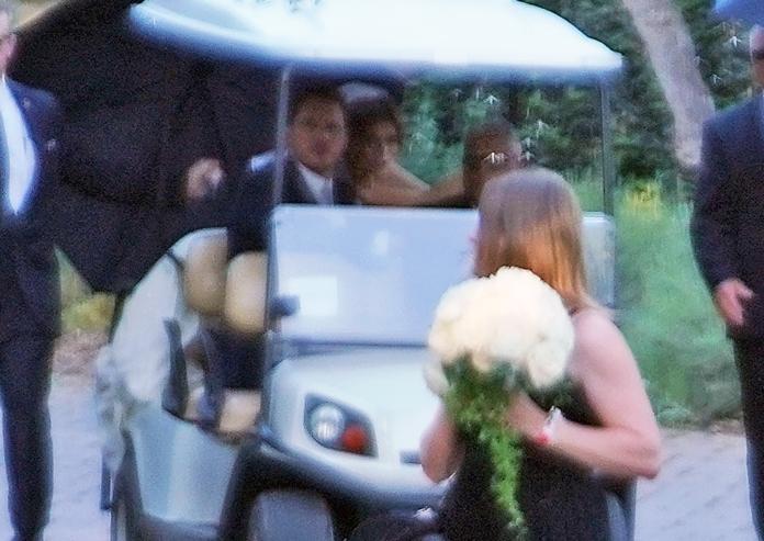▲克里斯普瑞特（左）和穿白紗的凱瑟琳，正坐著高爾夫球車要去婚禮現場。（圖／達志影像）