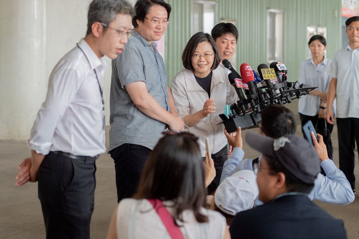高雄市長韓國瑜日前在花蓮造勢，提出國道六號南投通到花蓮訴求，對此，總統蔡英文9日受訪時表示，韓國瑜所提的政見與高雄市民感受落差很大，如今還到別地方喊口號、開支票，相信全台灣的人都會用高雄的情況，來判斷他的每一句話。（ 圖／總統府提供）